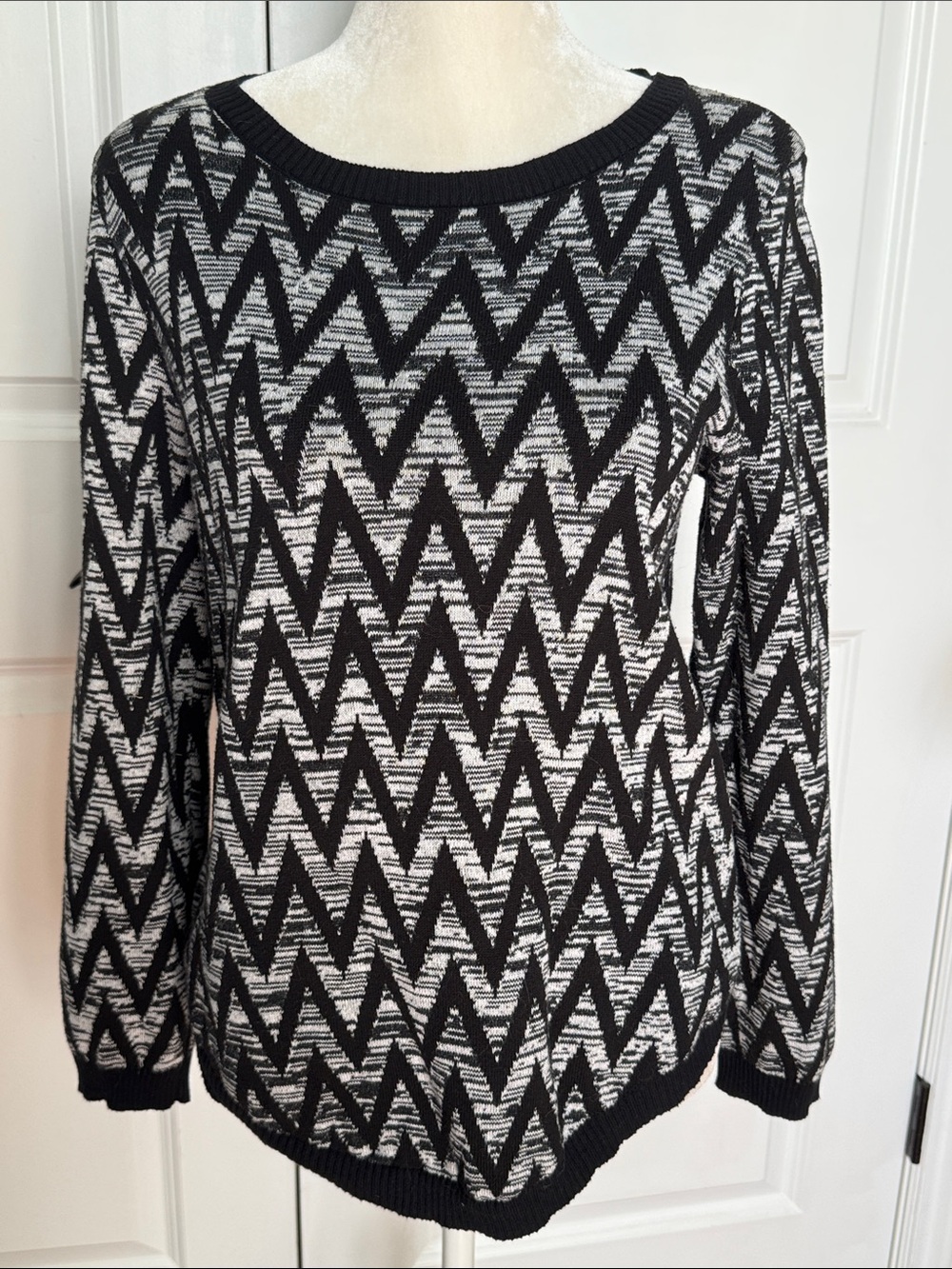 Black & White Zigzag Knit Crewneck Sweater - Women's Size Small